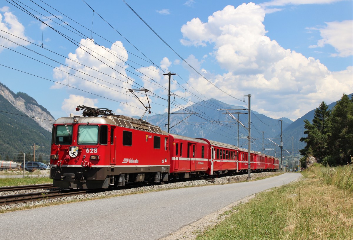 Am 26.Juli 2013 war Ge4/4 II Lok 628 der RhB mit einem Schnellzug aus Chur bei Domat/Ems-Emswerk auf dem Weg nach Reichenau-Tamins.