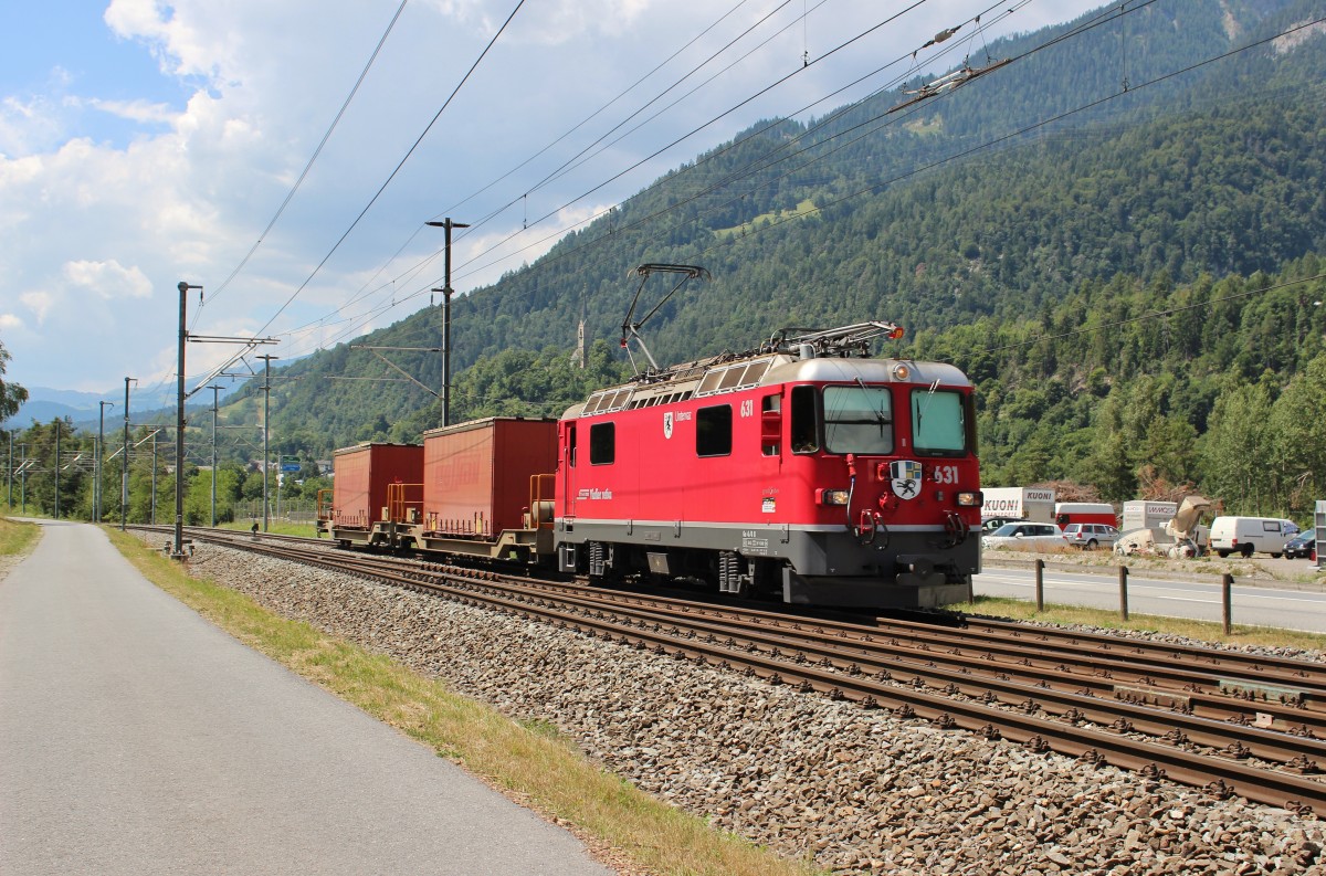 Am 26.Juli 2013 war Ge4/4 II Lok 631 mit zwei Containerwagen bei Domat/Ems-Emswerk auf dem Weg nach Chur.