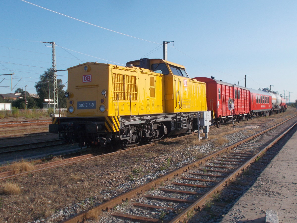 Am 26.Juli 2019 traf der DB Ausbildungszug in Bergen/Rügen ein.Gebildet aus der Zuglok 203 314,einem Energieversorgungswagen,einem Unterrichtswagen,einem Armaturenwagen und einem Leckagenwagen.