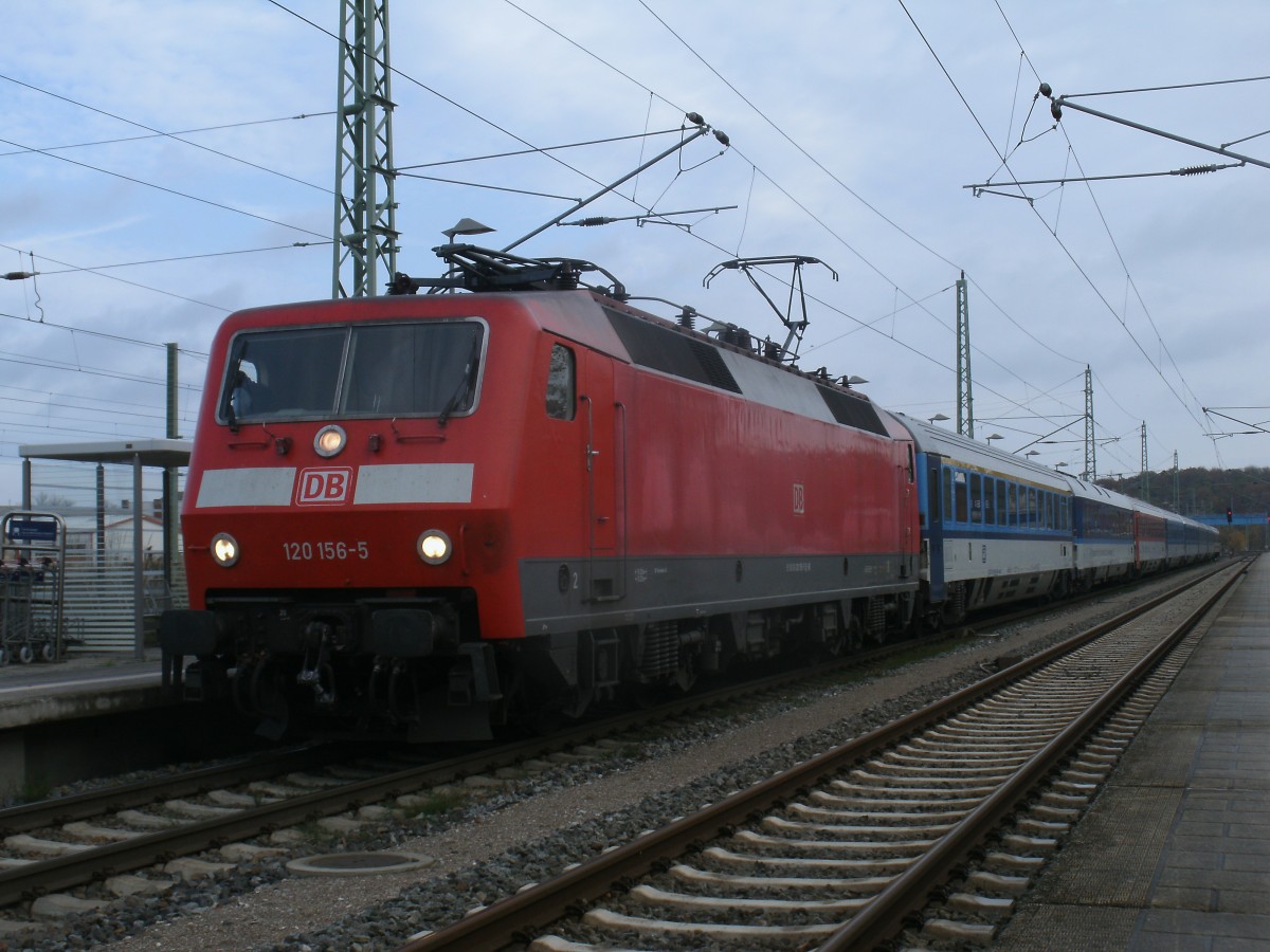 Am 26.Oktober 2013 bespannte 120 156 den EC 378 Binz-Brno,im Abschnitt Binz-Stralsund.Hier beim Halt in Bergen/Rgen.