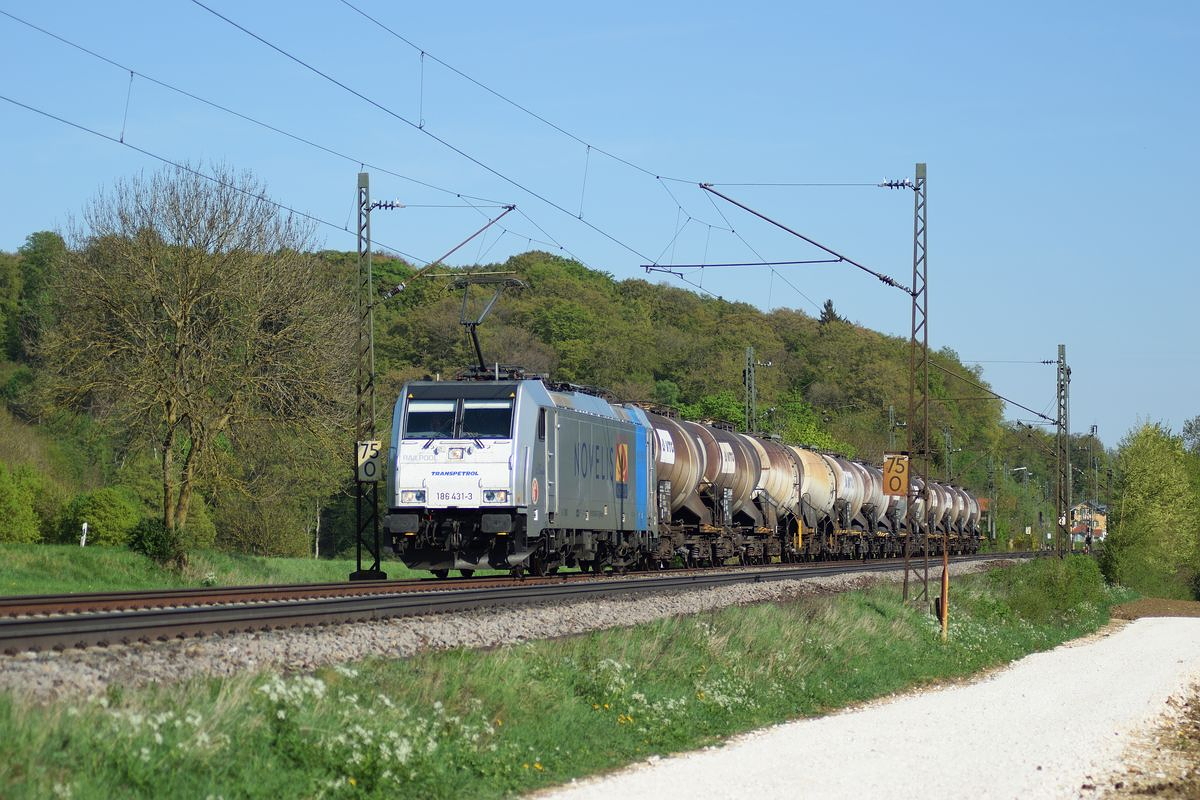 Am 27. April 2018 zieht 186 431 eine überschaubaren Kesselwagenganzzug über die Schwäbische Alb Richtung Stuttgart. Hier bei Westerstetten.