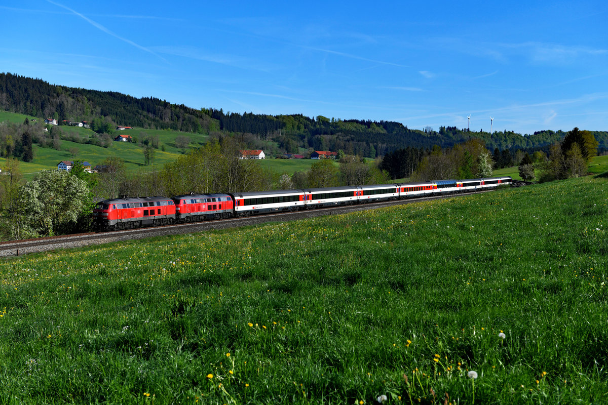 Am 27. April 2018 zog es mich erneut ins Allgäu. Die erste Aufnahme des Tages war bei Ellenberg der EC 196 nach Zürich HB. Es führten die beiden Mühldorferinnen 218 463 und 433.