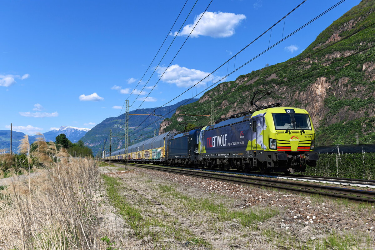 Am 27. April 2022 brachten die für TXLogistik fahrenden 193 554 und 654 einen Neuwagen-Transport von Regensburg Ost nach Verona Quadrante Europa. Zwischen Branzoll und Auer durcheilte der Zug das an dieser Stelle intensiv landwirtschaftlich genutzte Etschtal. 