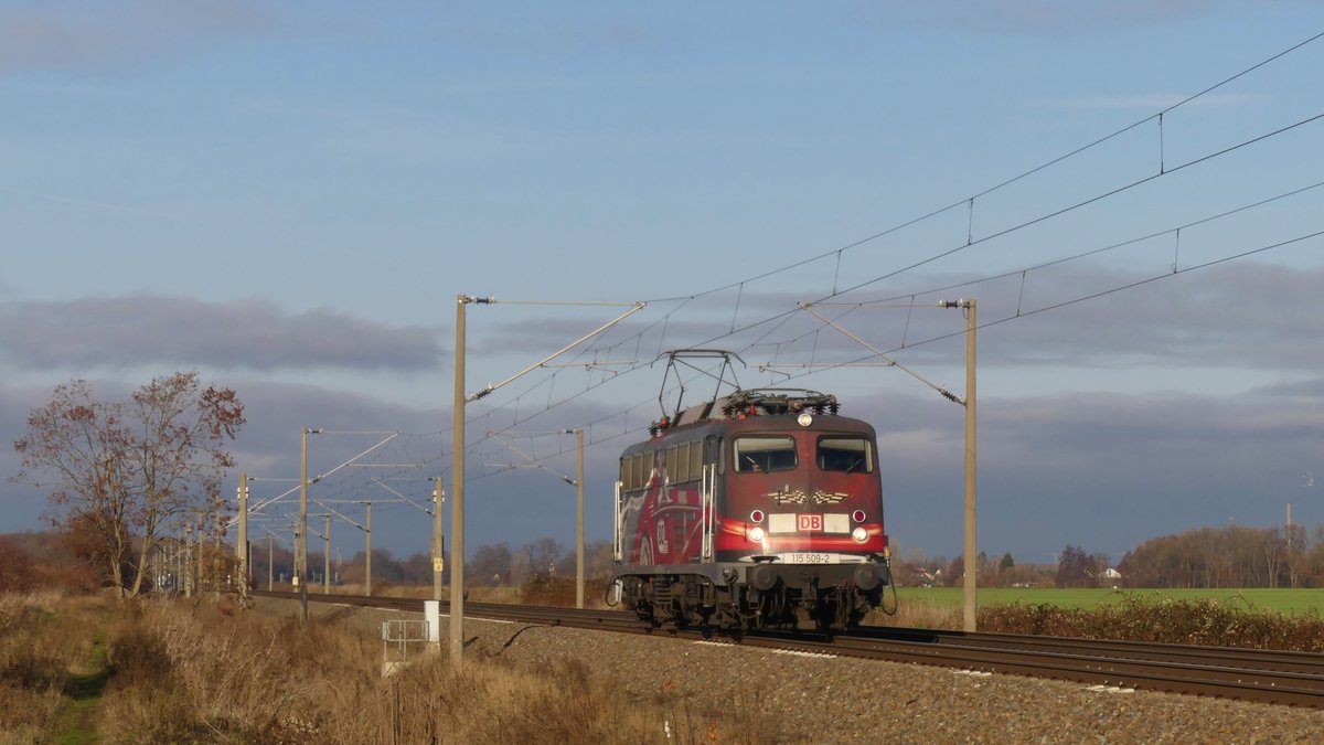 Am 27. auf den 28.12.2018 erfolgte der letzte Einsatz von  Rennauto  115 509. Die Lok war beauftragt, die Pbz 2457 (Hamburg-Berlin), 2467 (Berlin-Leipzig), 2487 (Leipzig-Frankfurt) und 2461 (Frankfurt-München) zu spannen, fuhr dabei aber aufgrund der vorhergehenden Feiertage mindestens von Berlin bis Frankfurt ohne Wagen. Hier konnte ich sie mit dem theoretischen 2467 kurz vor Zschortau festhalten. Aufgenommen am 27.12.2018 12:47