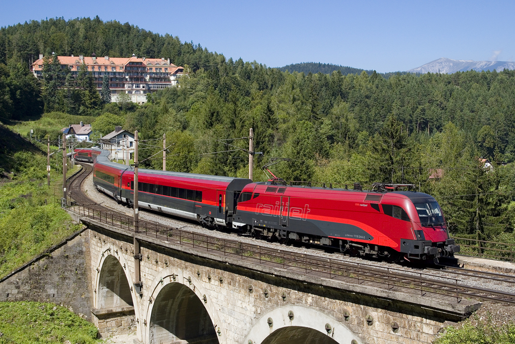 Am 27. August 2016 ist 1116 244 mit railjet 653 von Wien Hauptbahnhof nach Bruck an der Mur unterwegs und konnte am Kartnerkogel-Viadukt nahe Wolfsbergkogel, vor der Kulisse des Kuraus Semmering, wo man bereits zu Zeitern der Monarchie die Sommerfrische am Semmering genoss, festgehlaten werden. 