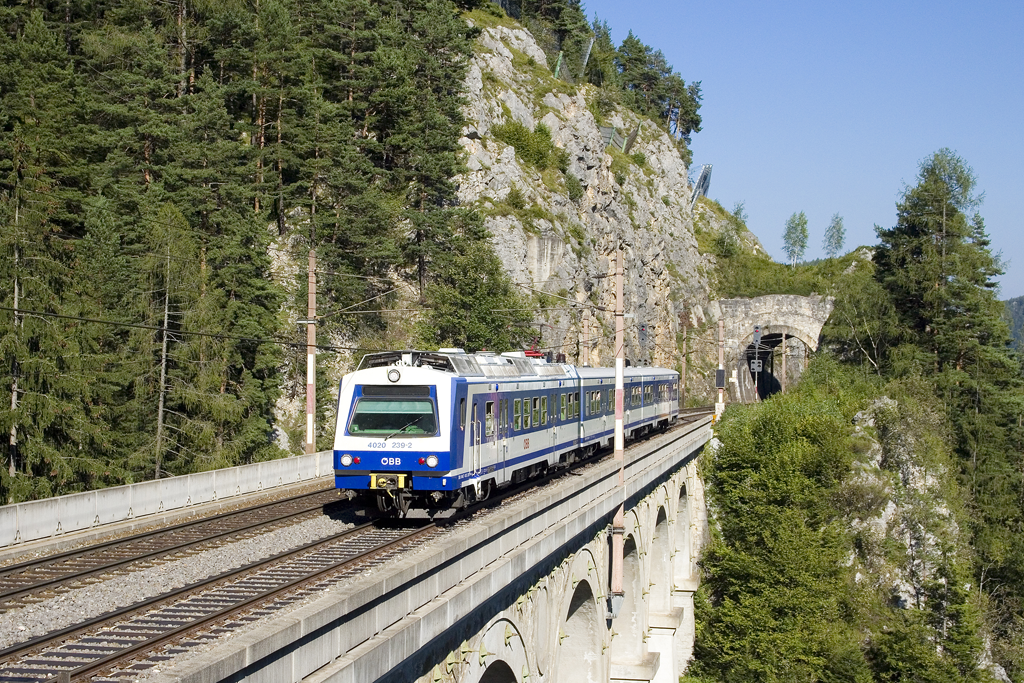 Am 27. August 2016 ist 4020 239 als Regionalzug 6489 von Payerbach-Reichenau nach Mürzzuschlag unterwegs und konnte am Krausel-Klause-Viadukt aufgenomen werden. 