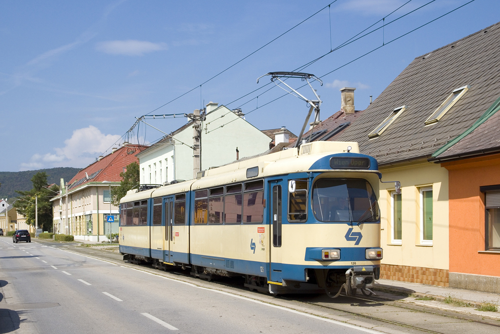 Am 27. August 2022 ist TW 126 in der Waltersorfer Straße in Baden unterwegs. Die Zielanzeige  Wien Oper  ist in diesem Falle allerdings nicht ganz Richtung, baustellenbedingt fuhr der Zug nur bis Griesfeld, von wo der Zug im Schienenersatzverkehr bis Wiener Neudorf fuhr. 