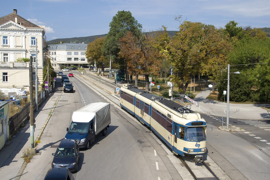 Am 27. August 2022 ist TW 126 in Richtung Griesfeld unterwegs und verlässt hier soeben die Haltestelle Baden Viadukt. 