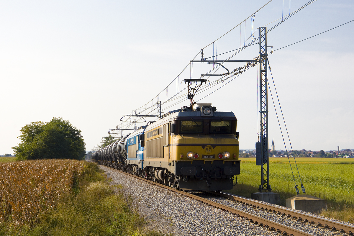 Am 27. August 2024 waren SŽ 363 005 und 363 001 mit einem Güterzug aus Richtung Hodoš in Richtung Pragersko unterwegs. Die Aufnahme entstand zwischen Murska Sobota und Lipovci.