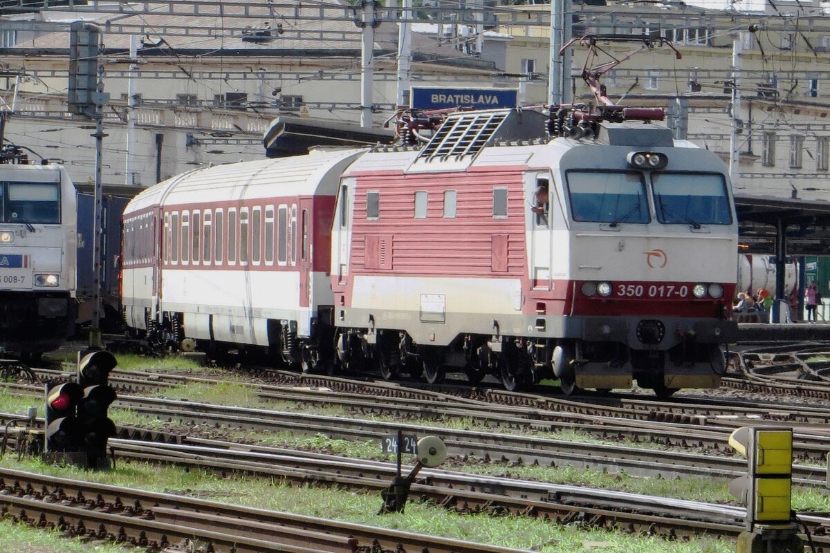 Am 27 Augustus 2021 verlasst 350 017 mit ein IC nach Kosice Bratislava hl.st. und passiert dabei ein Metrans Containerzug.