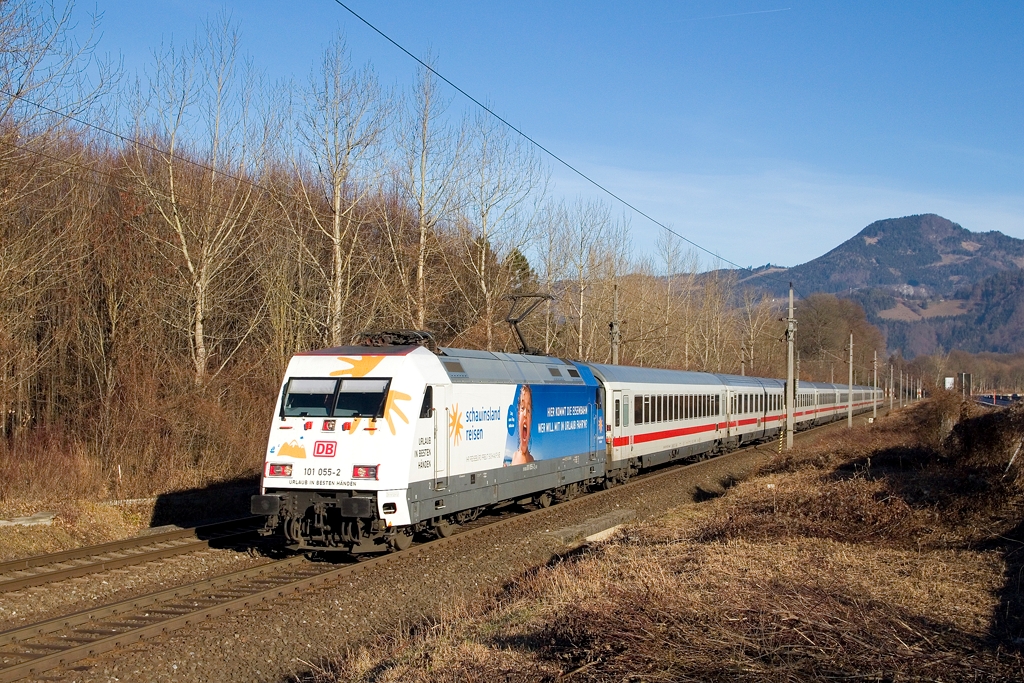 Am 27. Dezember 2015 ist 101 055 mit EC 719 von Salzburg nach Graz unterwegs und ist hier bei Peggau zu sehen. 