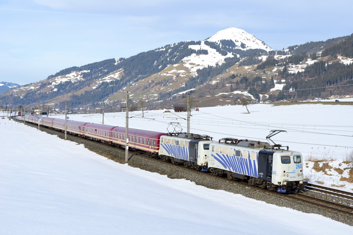 Am 27. Februar 2016 wurde der D 13189  Schnee-Express  aus Hamburg-Längenfelde ab Wörgl mit einem Tandem, bestehend aus 139 260 und 135, bespannt. Bei Brixen im Thale konnte der Zug - reinrassig aus Liegewagen des Unternehmens EuroExpress bestehend - unter der Hohen Salve fotografiert werden.