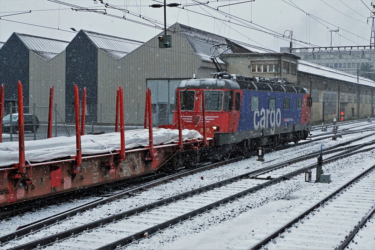 Am 27. Februar 2020 trotzte die Re 620 026-5  ZOLLIKOFEN  den starken Stürmen sowie dem Schneefall in Gerlafingen.
Foto: Walter Ruetsch