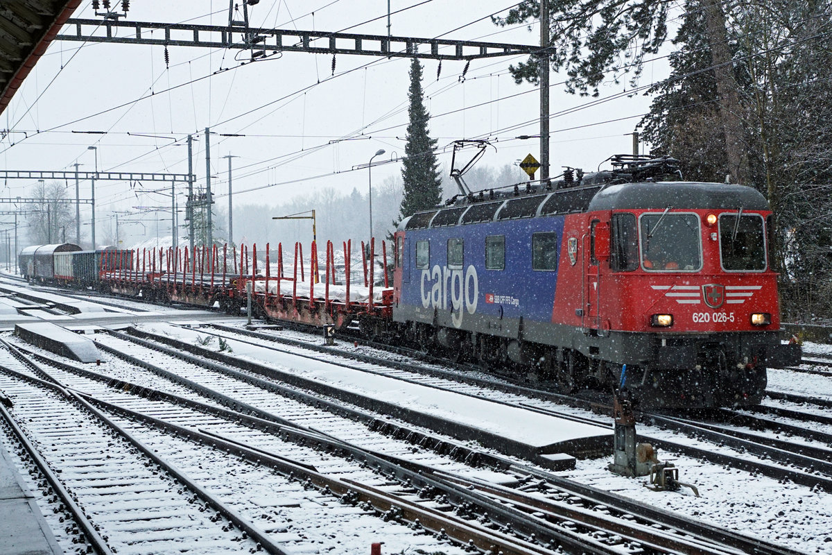 Am 27. Februar 2020 trotzte die Re 620 026-5  ZOLLIKOFEN  den starken Stürmen sowie dem Schneefall in Gerlafingen.
Foto: Walter Ruetsch