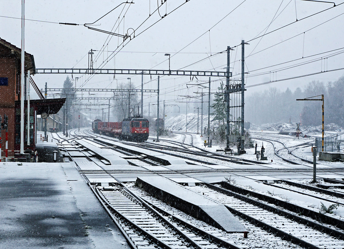 Am 27. Februar 2020 trotzte die Re 620 026-5  ZOLLIKOFEN  den starken Stürmen sowie dem Schneefall in Gerlafingen.
Hier eine winterliche Ansicht der Geleiseanlagen des Bahnhofs Gerlafingen der in Zukunft umgebaut und modernisiert werden soll.
Foto: Walter Ruetsch