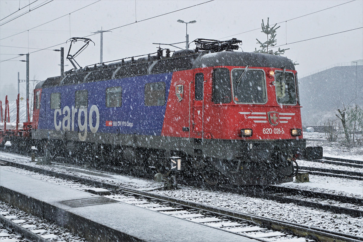 Am 27. Februar 2020 trotzte die Re 620 026-5  ZOLLIKOFEN  den starken Stürmen sowie dem Schneefall in Gerlafingen.
Foto: Walter Ruetsch