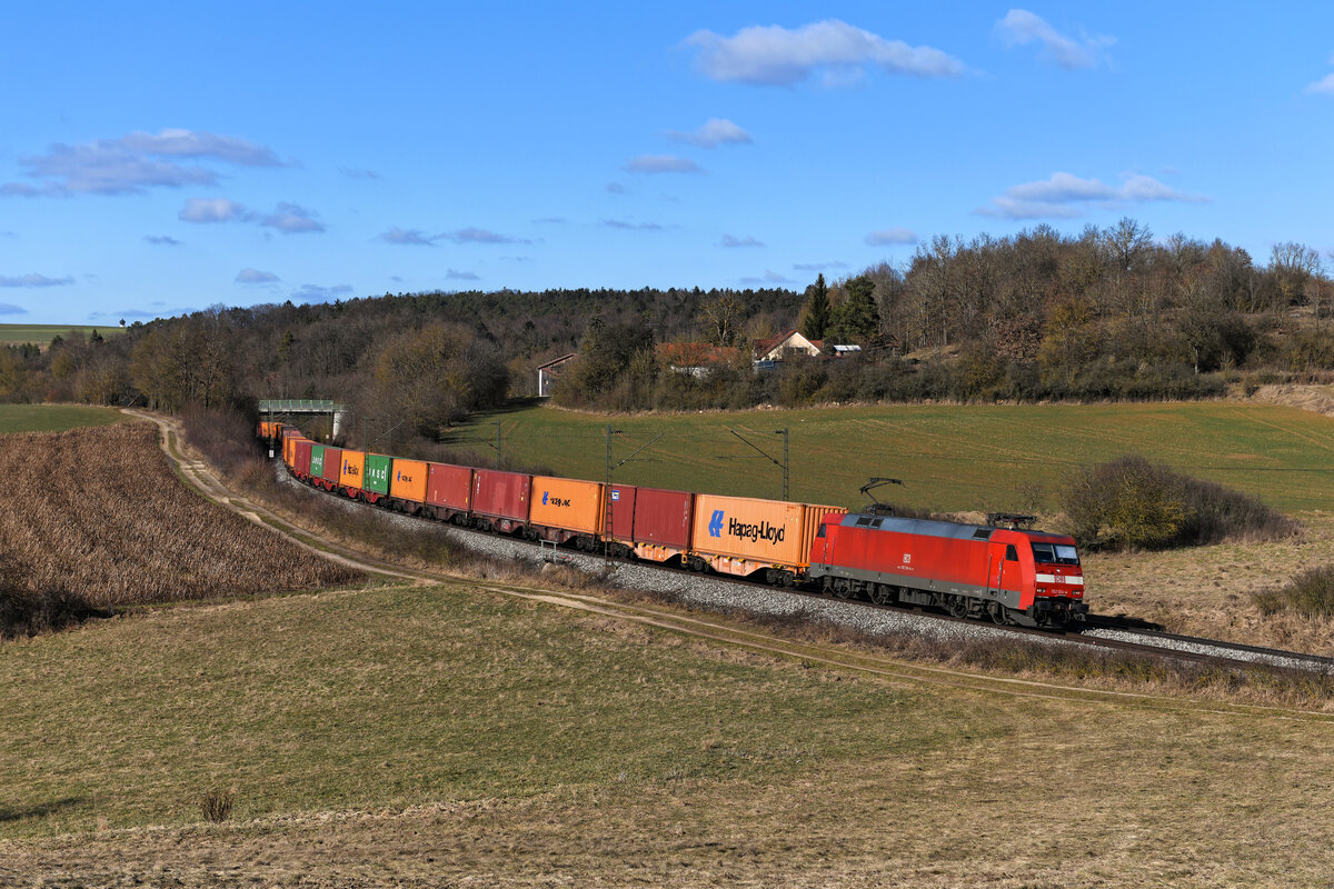 Am 27. Februar 2021 bespannte die 152 124 den KT 50345 von Bremerhaven Speckenbüttel nach Regensburg Ost. Bei Edlhausen in der Oberpfalz war der Containerzug nur noch wenige Kilometer von seinem Endbahnhof entfernt. 
