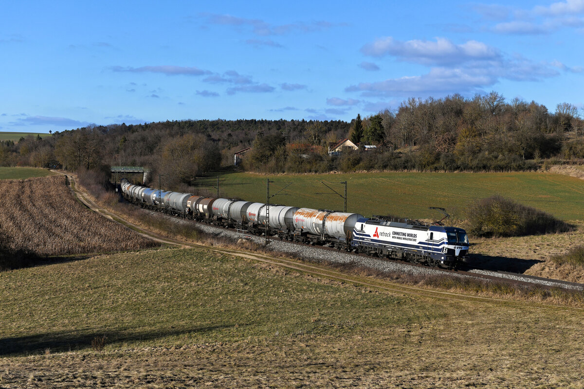Am 27. Februar 2021 war die 193 825 von Retrack vor dem Kesselwagenzug DGS 69615 von Köln Eifeltor nach Passau Gbf im Einsatz. Mit dieser Verbindung wird Anilin von Antwerpen nach Ungarn transportiert. Bei Edlhausen gelang ein Photo der Leistung. 