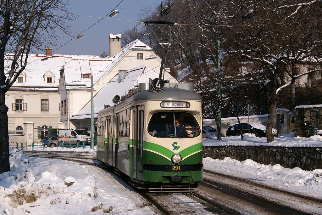 Am 27. Jänner 2010 ist TW 291 unweit der Haltestelle Keplerbrücke als Linie 4 in Richtung Liebenau unterwegs.