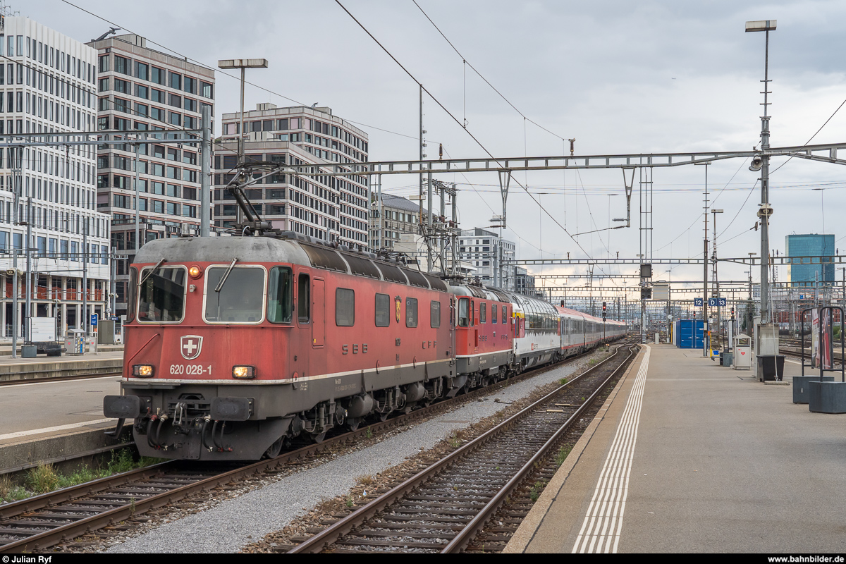 Am 27. Juli 2019 kam es zu einem aussergewöhnlichen Einsatz einer Re 6/6 als Vorspannlok vor einem internationalen Schnellzug. Aufgrund eines Defekts an der Zuglok Re 4/4 II in Buchs wurde dem EC 164  Transalpin  die dort übers Wochenende abgestellte Re 6/6 11628  Konolfingen  vorgespannt. Zurück ging es dann in Doppeltraktion mit der Re 4/4 II 11152 vor dem EN 465.<br>
EC 164 bei der Einfahrt in Zürich HB.