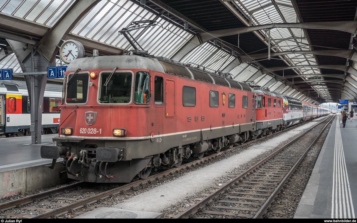 Am 27. Juli 2019 kam es zu einem aussergewöhnlichen Einsatz einer Re 6/6 als Vorspannlok vor einem internationalen Schnellzug. Aufgrund eines Defekts an der Zuglok Re 4/4 II in Buchs wurde dem EC 164  Transalpin  die dort übers Wochenende abgestellte Re 6/6 11628  Konolfingen  vorgespannt. Zurück ging es dann in Doppeltraktion mit der Re 4/4 II 11152 vor dem EN 465.<br>
EC 164 nach der Ankunft in Zürich HB.