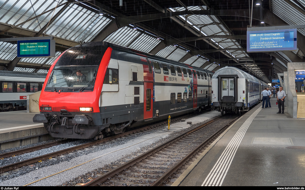Am 27. Juli 2019 kam es zu einem aussergewöhnlichen Einsatz einer Re 6/6 als Vorspannlok vor einem internationalen Schnellzug. Aufgrund eines Defekts an der Zuglok Re 4/4 II in Buchs wurde dem EC 164  Transalpin  die dort übers Wochenende abgestellte Re 6/6 11628  Konolfingen  vorgespannt. Zurück ging es dann in Doppeltraktion mit der Re 4/4 II 11152 vor dem EN 465.<br>
EN 465 nach Graz und Zagreb wartet in Zürich HB auf seine beiden Loks. Daneben der seit einiger Zeit mit abweichender Frontlackierung rumfahrende IC 2000 Bt an der Spitze des IR 75 nach Konstanz.