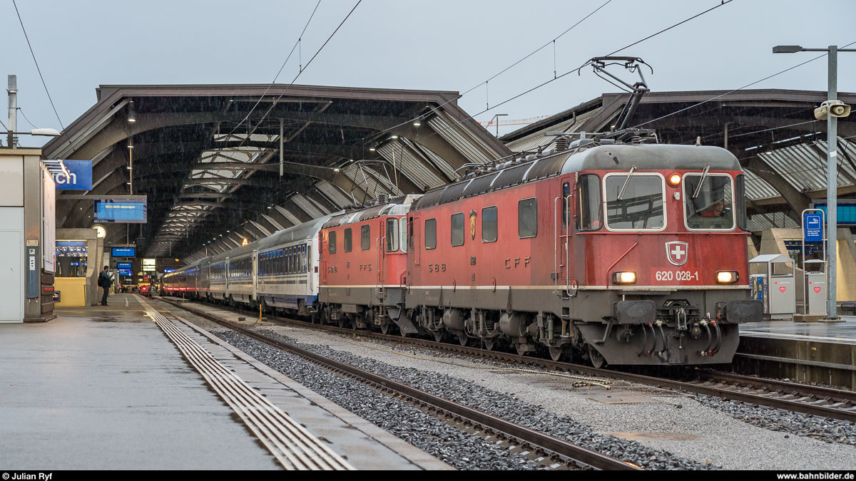 Am 27. Juli 2019 kam es zu einem aussergewöhnlichen Einsatz einer Re 6/6 als Vorspannlok vor einem internationalen Schnellzug. Aufgrund eines Defekts an der Zuglok Re 4/4 II in Buchs wurde dem EC 164  Transalpin  die dort übers Wochenende abgestellte Re 6/6 11628  Konolfingen  vorgespannt. Zurück ging es dann in Doppeltraktion mit der Re 4/4 II 11152 vor dem EN 465.<br>
Die Re 10/10 bestehend aus der Re 6/6 11628 und der Re 4/4 II 11152 fährt mit dem EN 465 aus dem Zürcher Hauptbahnhof aus.
