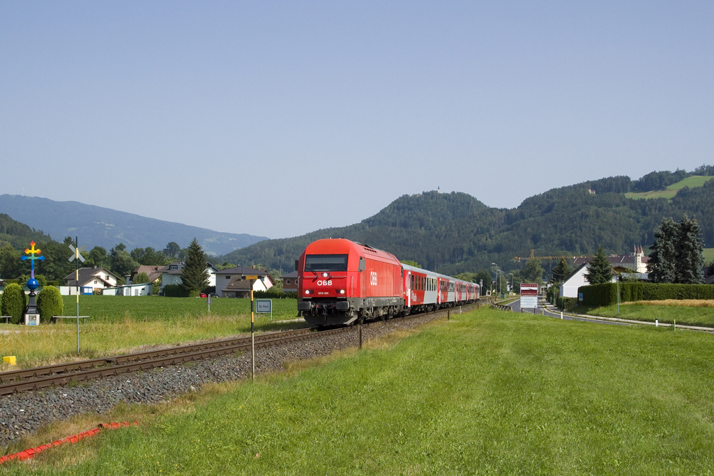 Am 27. Juni 2022 ist 2016 088 mit S 3 4518 von Klagenfurt Hbf nach Wolfsberg unterwegs und konnte nach dem Bahnhof St. Paul aufgenommen werden. 