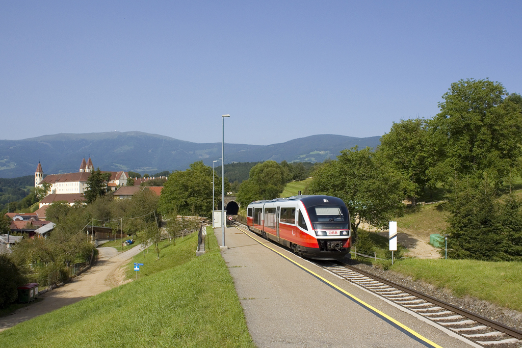 Am 27. Juni 2022 ist 5022 032 als S 3 4527 von Wolfsberg nach Klagenfurt Hbf unterwegs und konnte bei der Durchfahrt der nur von wenigen Zügen bedienten Haltestelle St. Paul Bad fotografiert werden.