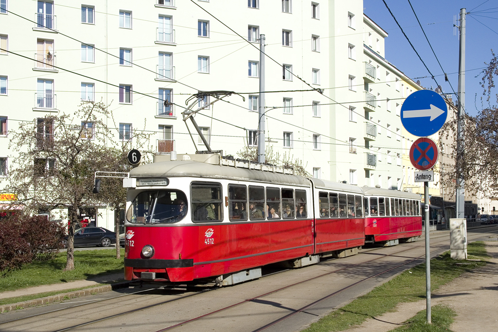 Am 27. März 2017 ist E1 4512 gemeinsam mit c3 1261 als Linie 6 in Richtung Burggasse-Stadthalle unterwegs und passiert hier soeben den Gellertplatz. 