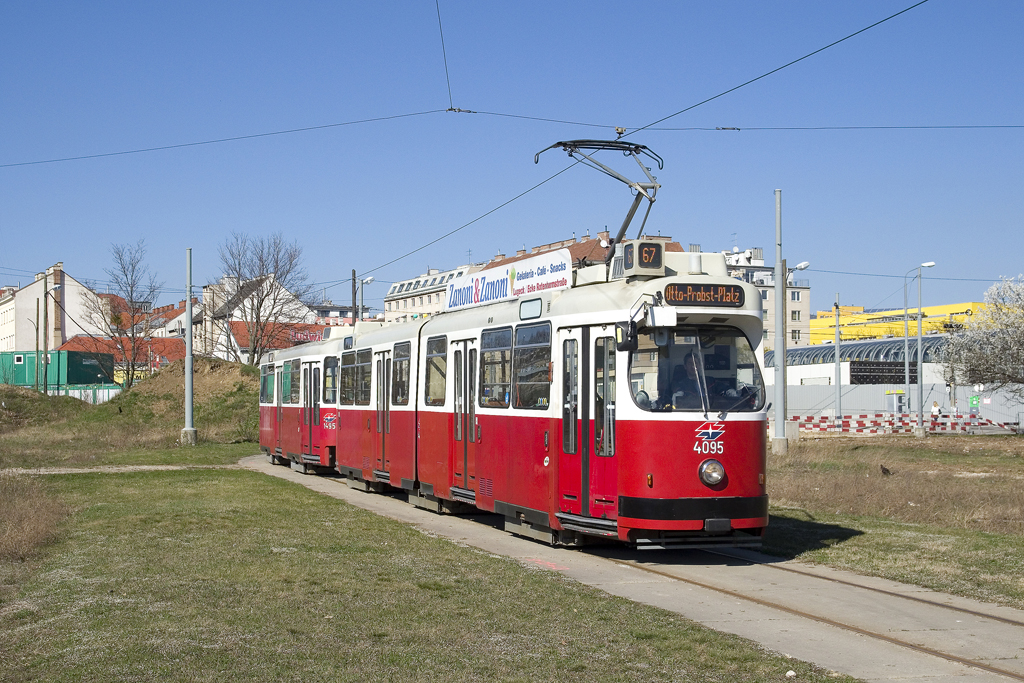Am 27. März 2017 ist E2 4095 gemeinsam mit c5 1495 als Linie 67 unterwegs und wendet gerade aufgrund Unregelmäßigkeiten im Fahrplan in der Schleife Altes Landgut. 