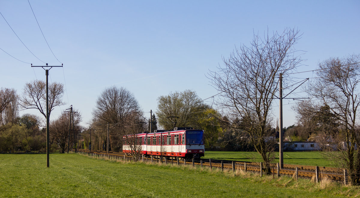 Am 27. März 2017 fuhren die beiden B-Wagen 4006 und 4258 auf der Linie U76 zwischen Düsseldorf und Krefeld, hier zwischen den Haltestellen Hoterheide und Kamperweg.