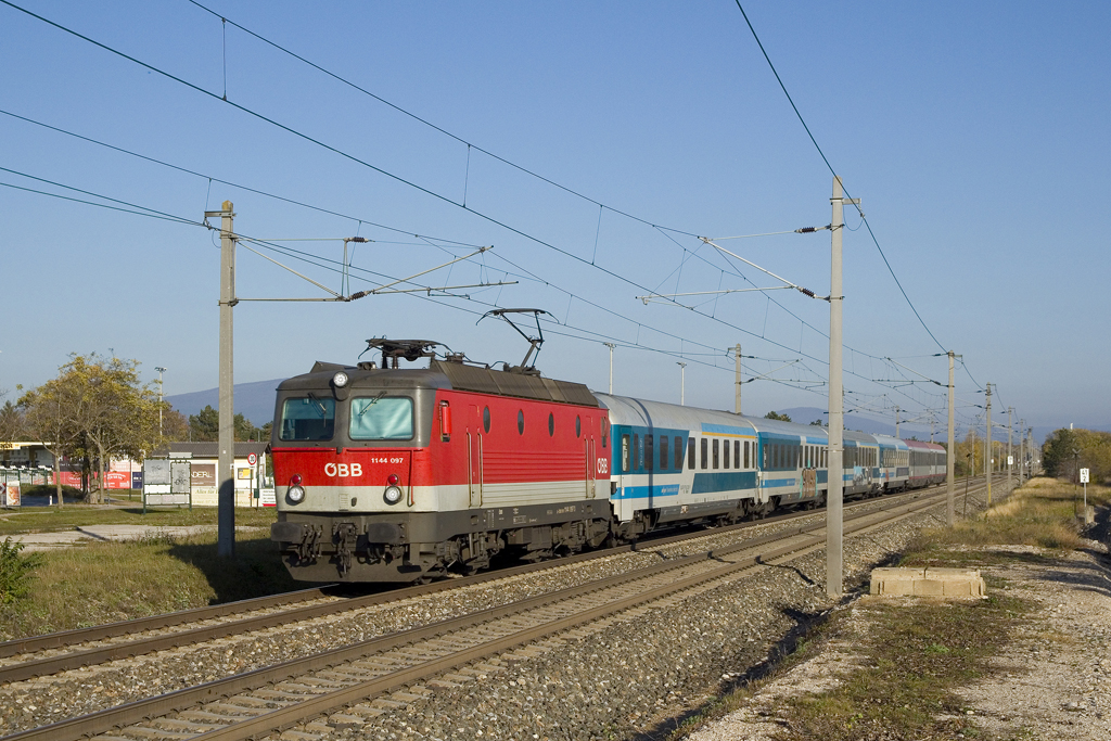 Am 27. Oktober 2019 ist 1144 097 mit EC 151  Emona  (Wien Hbf- Ljubljana) unterwegs und wird in Kürze durch die Haltestelle Sollenau rauschen. 