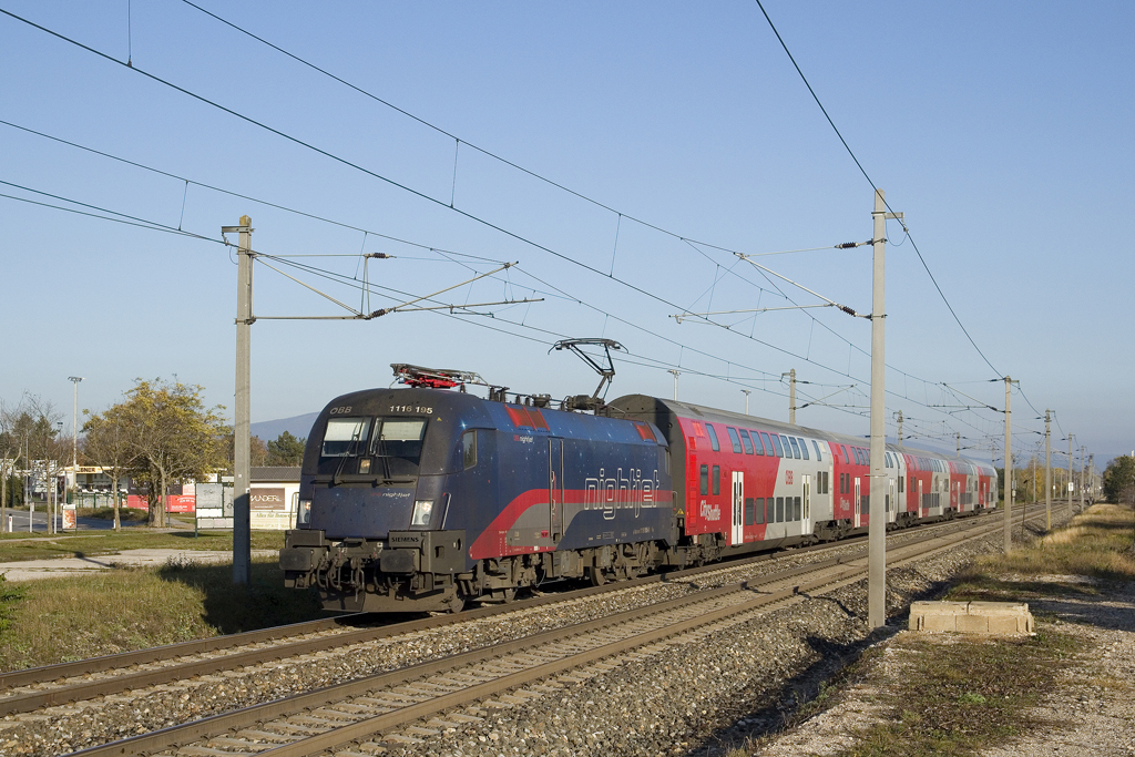 Am 27. Oktober 2019 war die im nightjet-Design gehaltene 1116 195 im Regionalzugeinsatz zwischen Wien Floridsdorf und Payerbach-Reichenau zu beobachten. Ich konnte sie mit dem Regionalzug 2313 bei Sollenau  erwischen . 