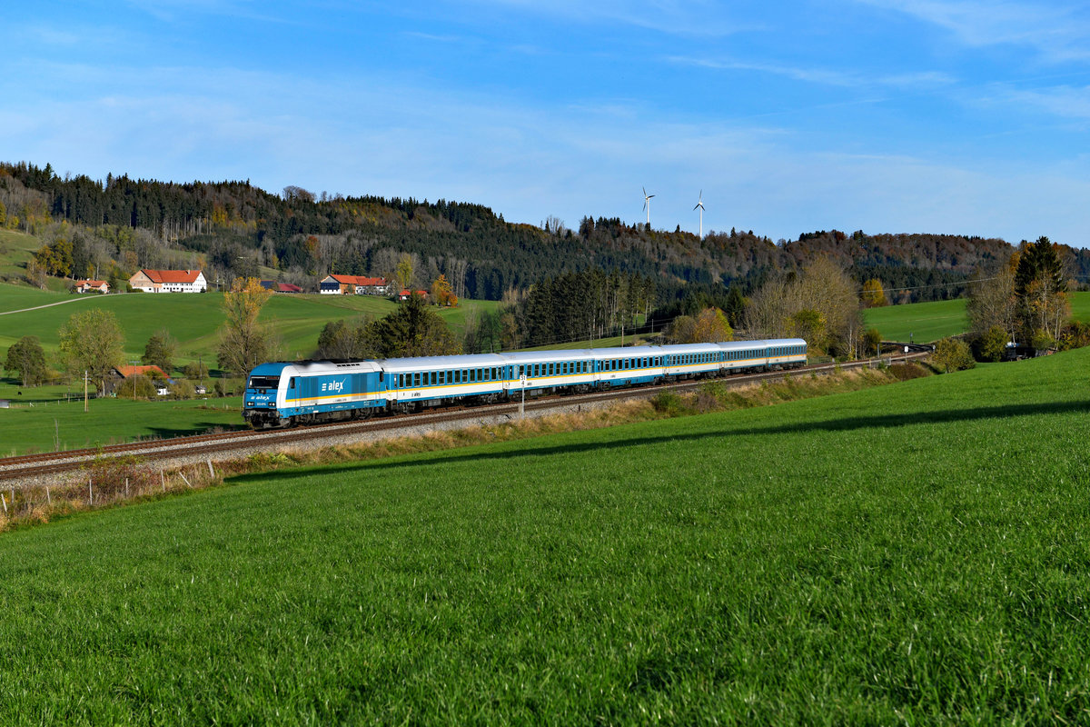 Am 27. Oktober 2019 war der ALX 84104 nach Lindau HBF mit der 223 070 bespannt. Bei Ellenberg konnte ich die Leistung aufnehmen.