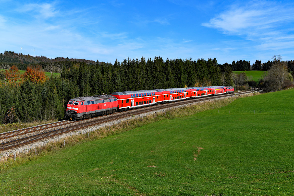 Am 27. Oktober 2019 war der RE 57582 mit vier Wagen kürzer als üblich. Die von 218 429 von München HBF nach Kempten beförderte Garnitur wies für das Motiv bei Reuten daher die optimale Länge auf. Am Zugschluss befand sich die 218 420. 