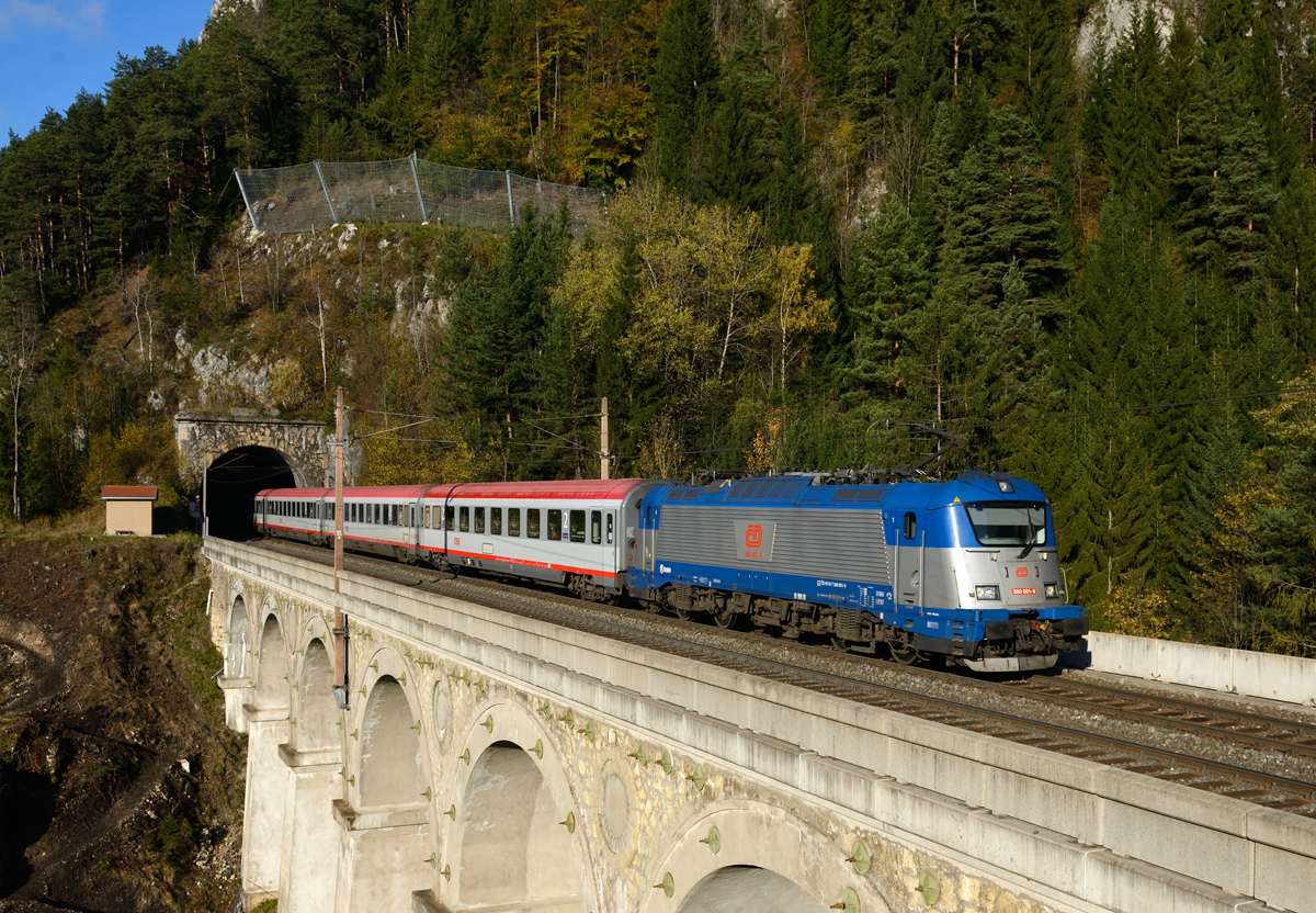 Am 27. Oktober war die CD 380 001 mit dem EC 172  Vindobona  (Villach- Hamburg) unterwegs und wurde von mir am 37 Meter hohen und 87 Meter langen Krausel-Klause-Viadukt fotografiert.

