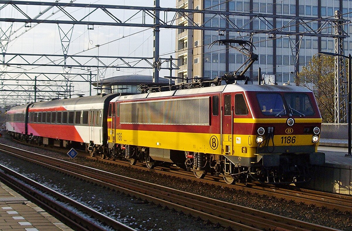 Am 27 September 2009 treft NMBS 1186 mit der IC-Benelux aus Bruxelles-Midi in Amsterdam Centraal ein.