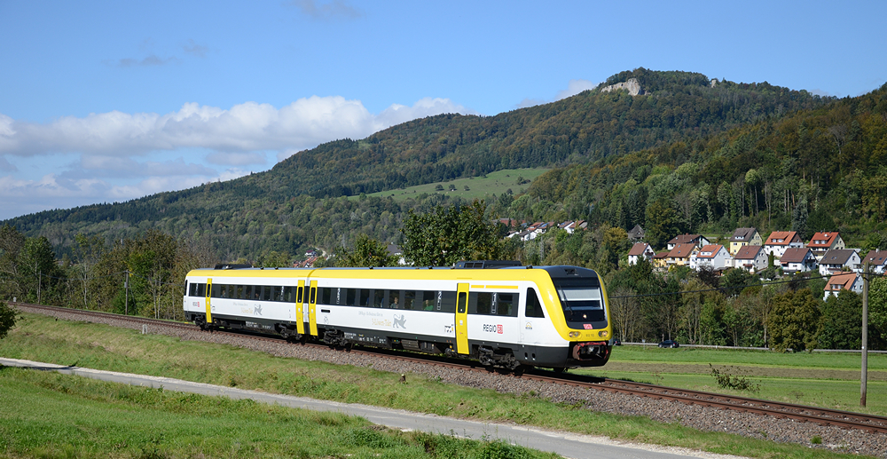 Am 27. September 2014 hatte ich Glück, denn der im  3-Löwen-Takt -Design lackierte 612 112 war auf der Zollernalbbahn unterwegs. Hier als IRE 3256 (Stuttgart-Aulendorf) bei Albstadt-Laufen.