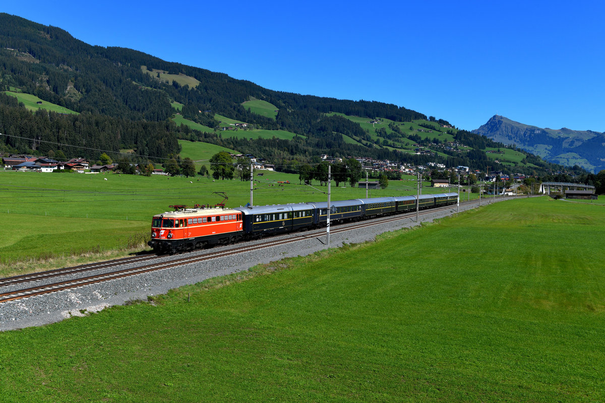 Am 27. September 2018 ließ sich noch eine weitere Sonderleistung auf der Giselabahn blicken. Es war ein SD 16786 von Wien Westbahnhof nach Innsbruck HBF eingelegt. Der als  Blue Train  bezeichnete Zug vom Anbieter B&B Dampflokomotiven Betriebsgesellschaft wurde von der im Zustand der 1970er Jahre gehaltenen 1042.23 von ProLok befördert. Bei Brixen im Thale lag die Leistung bereits gut im Licht und konnte mit dem Kitzbühler Horn im Hintergrund dokumentiert werden. 