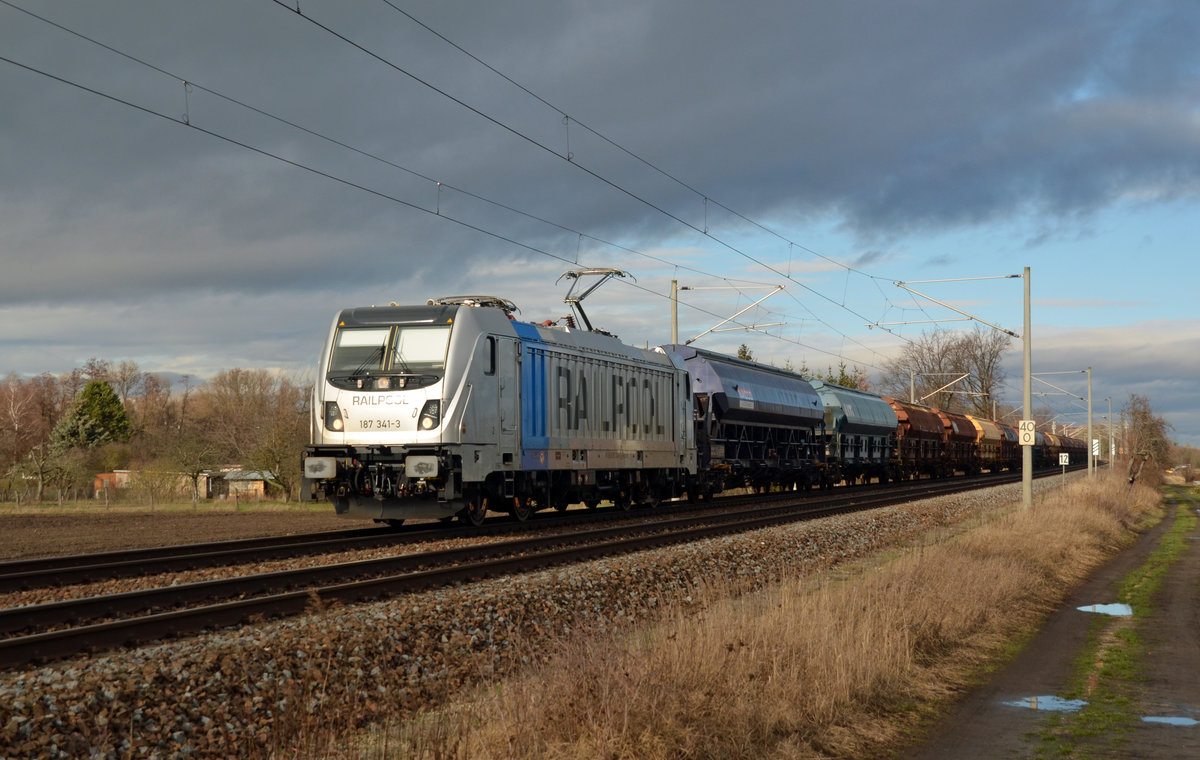 Am 27.01.19 führte 187 341 einen Schwenkdachwagenzug durch Jeßnitz Richtung Bitterfeld.