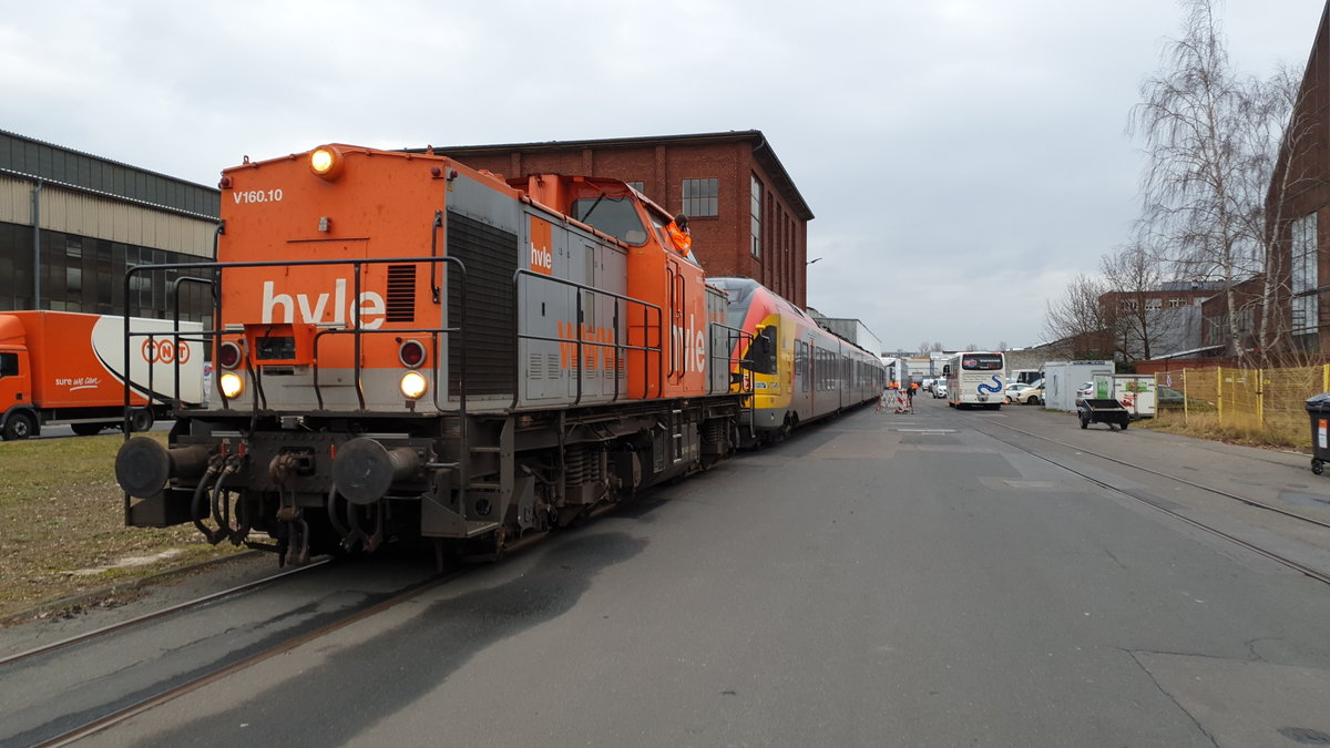 Am 27.01.2020 kam die hvle-Lokomotive V 160.10 (NVR-Nr. 92 80 1203 142-5 D-HVLE) mit dem Flirt-Triebzug der Hessenbahn GmbH 429 549 nach Reinickendorf zur Stadler Reinickendorf GmbH. Es ist eine der sehr seltenen Fahrten auf den Gleisen der ehemaligen RIB (Reinickendorfer Industriebahn-Gesellschaft)und es ist das letzte noch im Betrieb befindliche Industriegleis in Berlin-Reinickendorf.