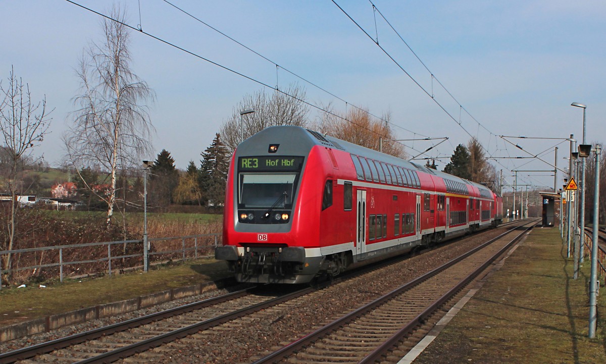 Am 27.02.2016 durchfährt der RE 4766 (Dresden Hbf - Hof Hbf) durch den Haltepunkt Oberrothenbach seinen nächsten Halt in Zwickau (Sachs) Hbf entgegen. Schublok war die 143 116-2.