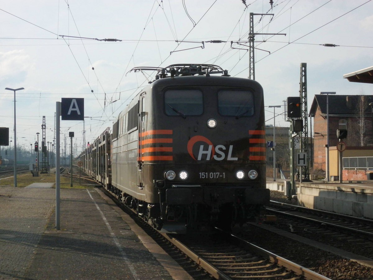 Am 27.02.2016 kam die 151 017 mit einem BLG Autozug aus Richtung Salzwedel nach Stendal und fuhr weiter nach Berlin.
