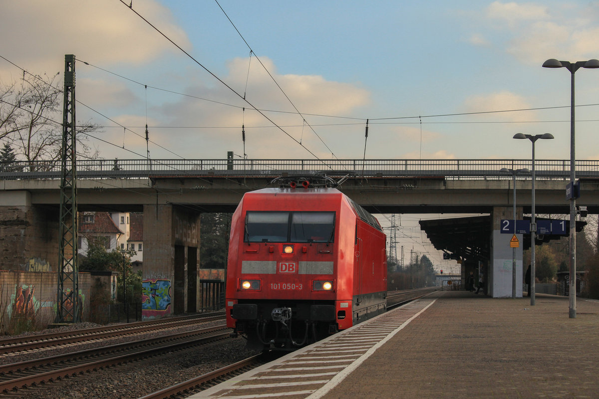 Am 27.02.2021 fuhr 101 050 Solo mit einer Hilfs-SchaKu nach Emden durch Angermund. 