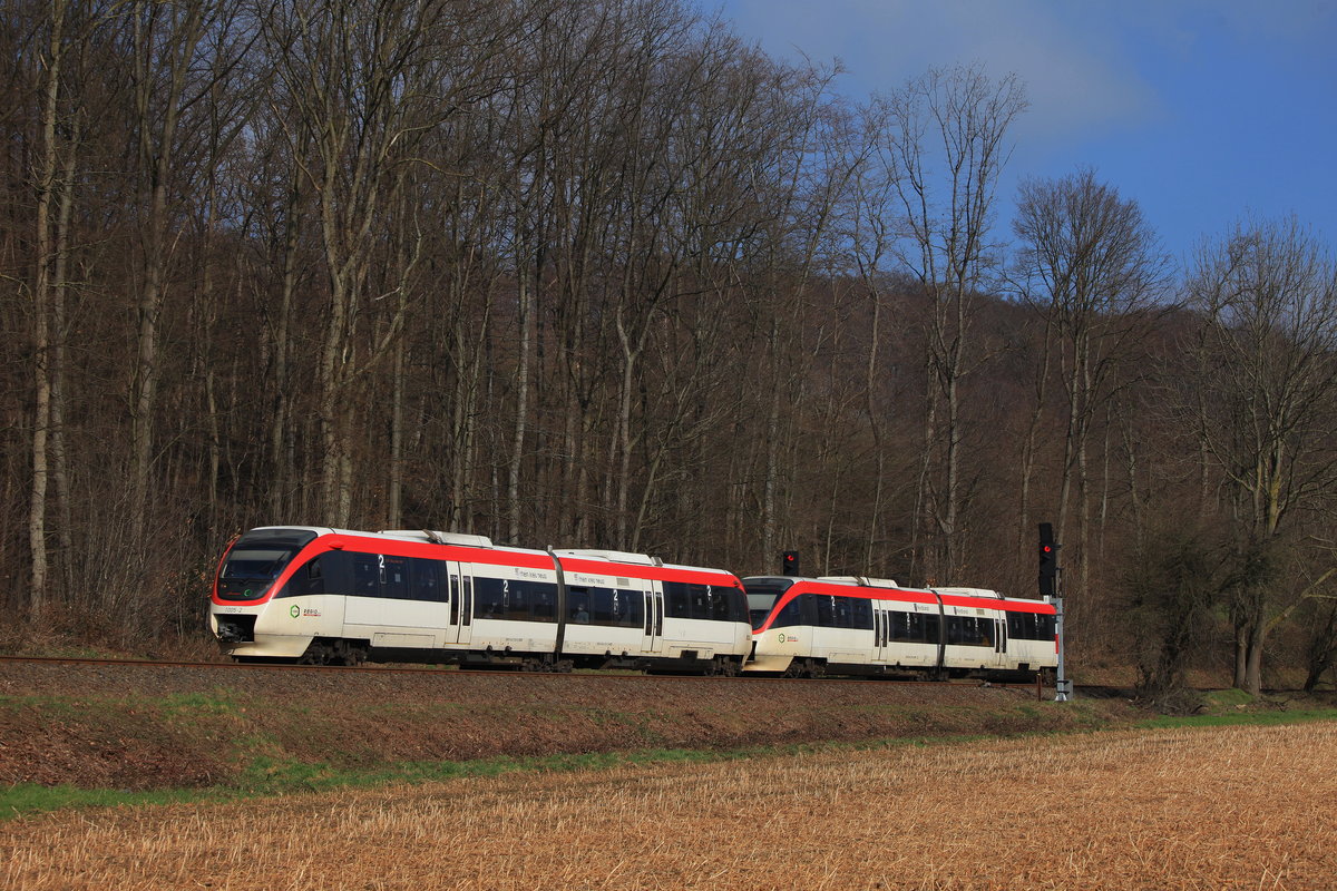 Am 27.02.2021 fuhren REGIO VT1005(643 223) und VT1012(643 239) als S28 nach Düsseldorf Hbf durch Düsseldorf-Gerresheim. 