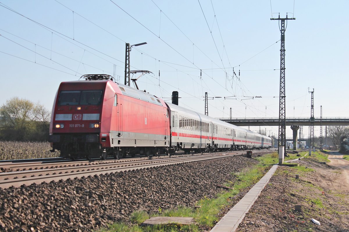 Am 27.03.2017 bespannte 101 071-9 den EC 206 (Zürich HB - Frankfurt (Main) Hbf), auf dem Abschnitt von Basel SBB bis zum Zielbahnhof. Hier ist sie bei der Durchfahrt von Müllheim (Baden) noch am Anfang ihrer Reise.