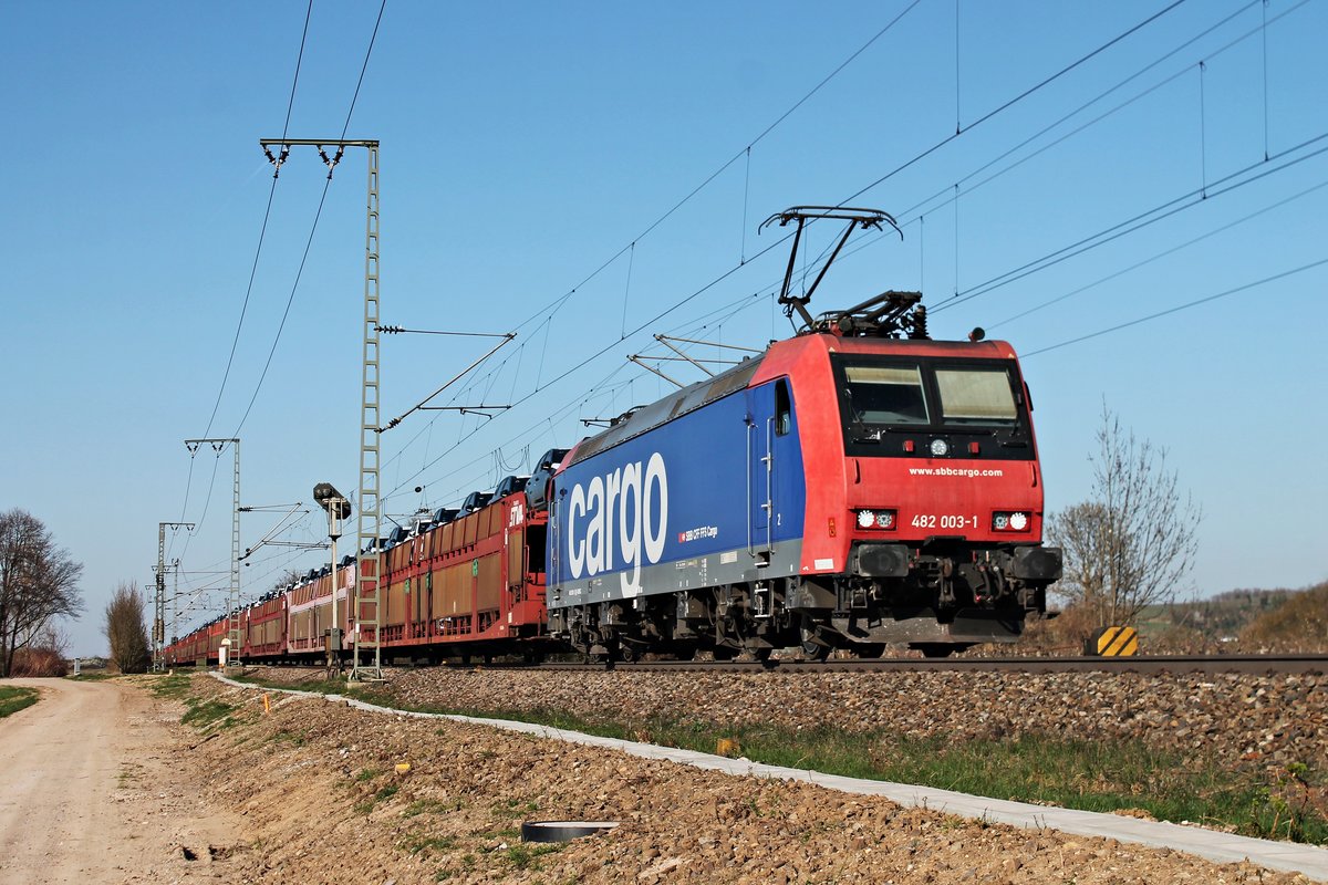 Am 27.03.2017 bespannte die Re 482 003-1 den Autozug aus Rotterdam Waalhaven, den sie seit Venlo führt, als sie bei Müllheim (Baden) nur noch wenige Kilometer bis zur Schweizer Grenze hatte.