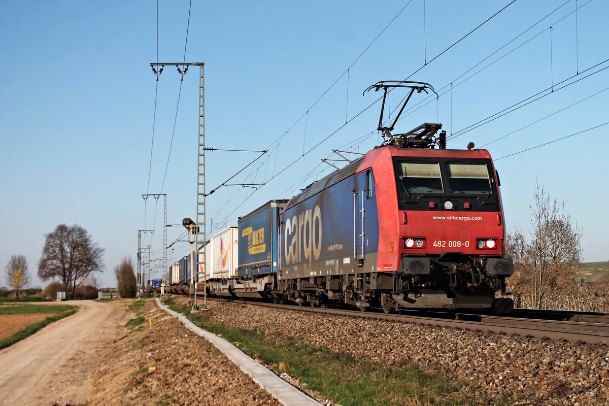 Am 27.03.2017 bespannte Re 482 008-0  Ökotrans  einen bunten KLV, als sie nördlich von Müllheim (Baden) durchs Markgräflerland in Richtung Basel fuhr.