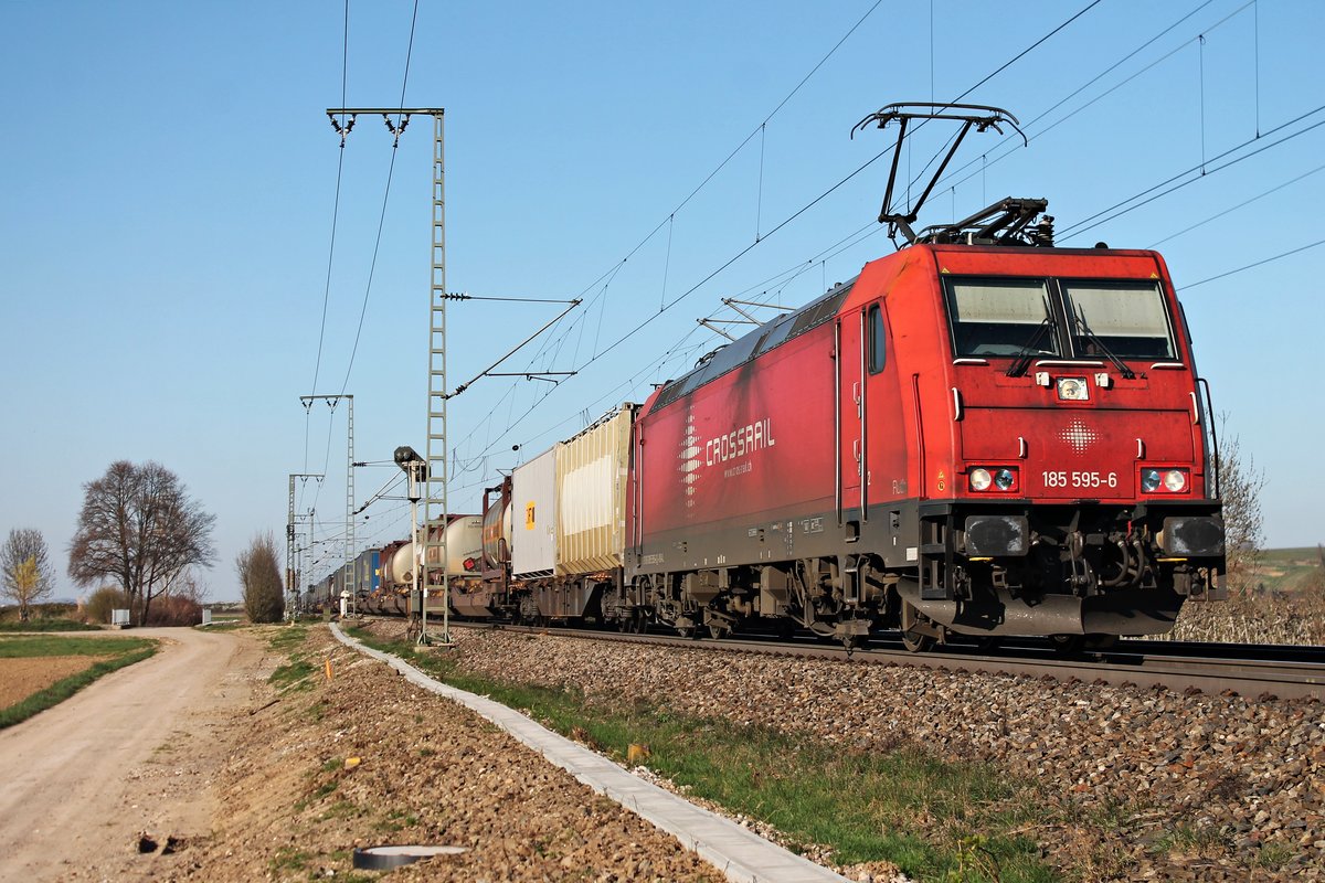 Am 27.03.2017 fuhr BRLL/Crossrail 185 595-6  Ruth  mit einem Containerzug aus Belgien, den sie seit Aachen West bespannt, nördlich von Müllheim (Baden) in Richtung Schweizer Grenze.